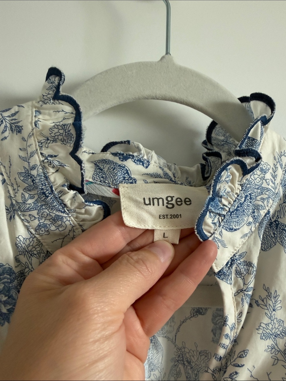 Umgee White & Blue Floral Scallop Sleeve Blouse - Picture 2 of 6